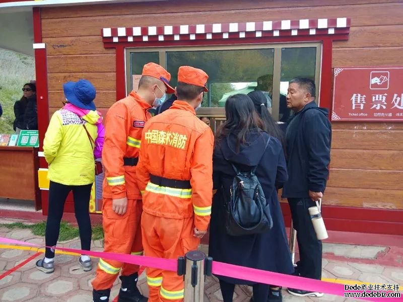 肃南森林消防大队在马蹄寺景区执勤，保障旅游安全